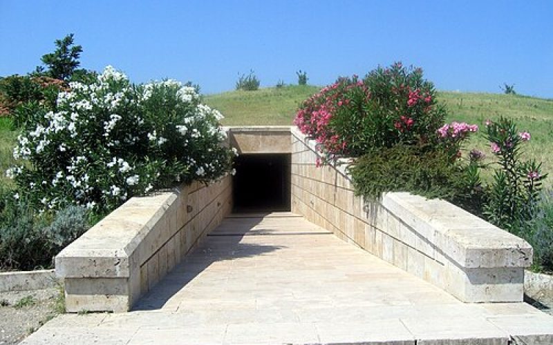 Vergina_Tombs_Entrance